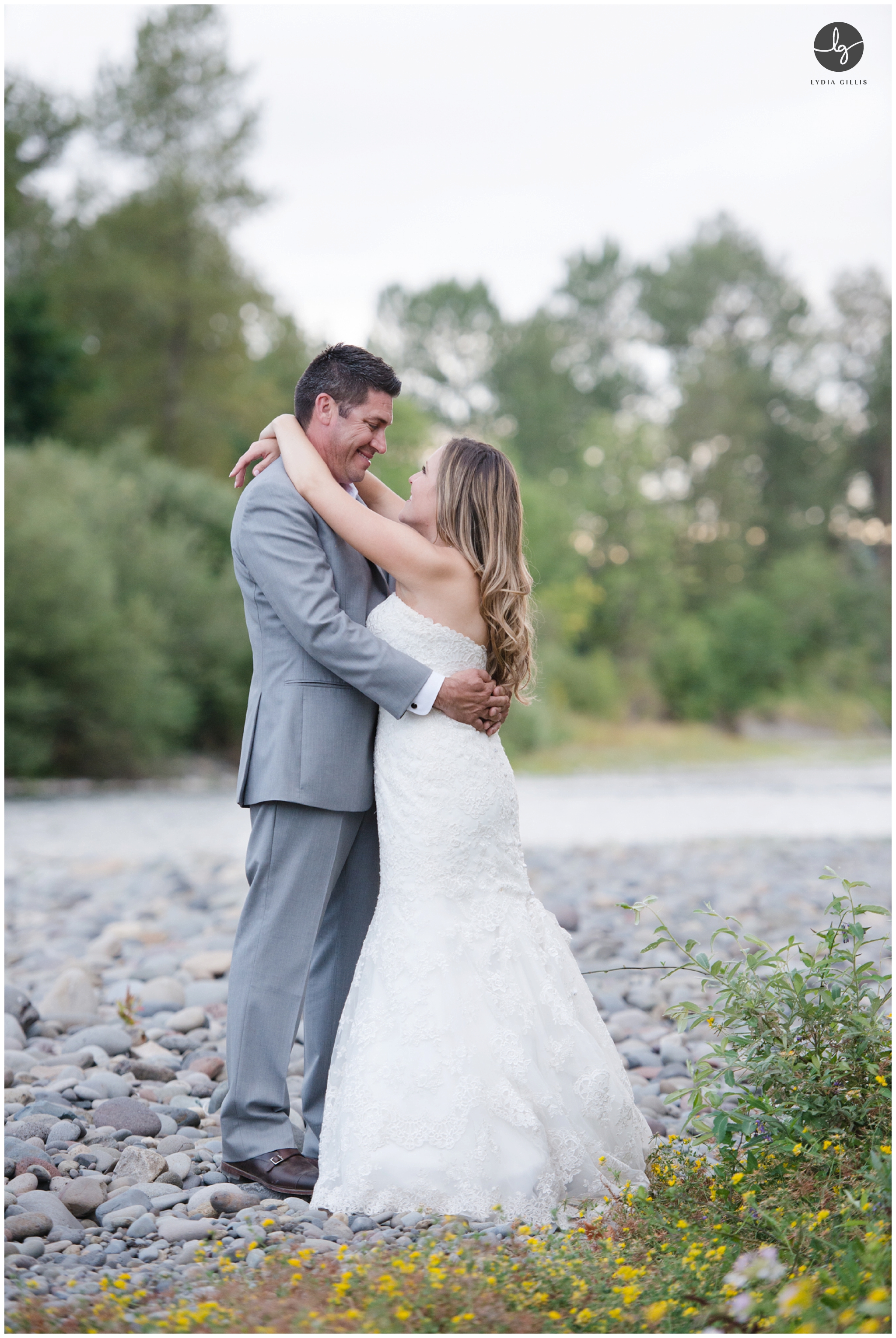 photo of bride and groom at an outdoor wedding photographed by Eugene wedding photography, Lydia Gillis Photography