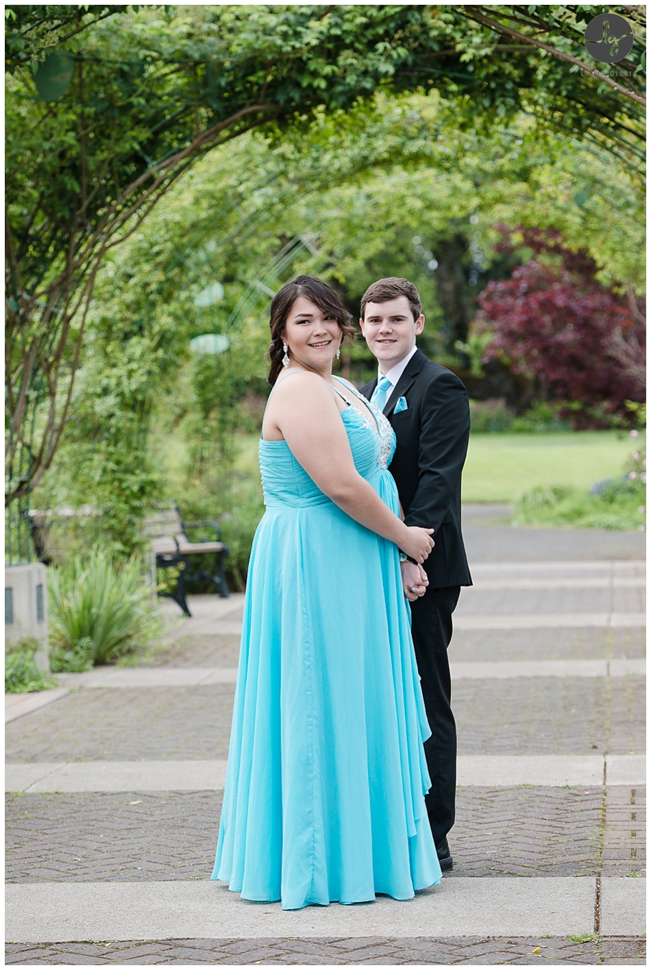 Beautiful outdoor prom pictures 