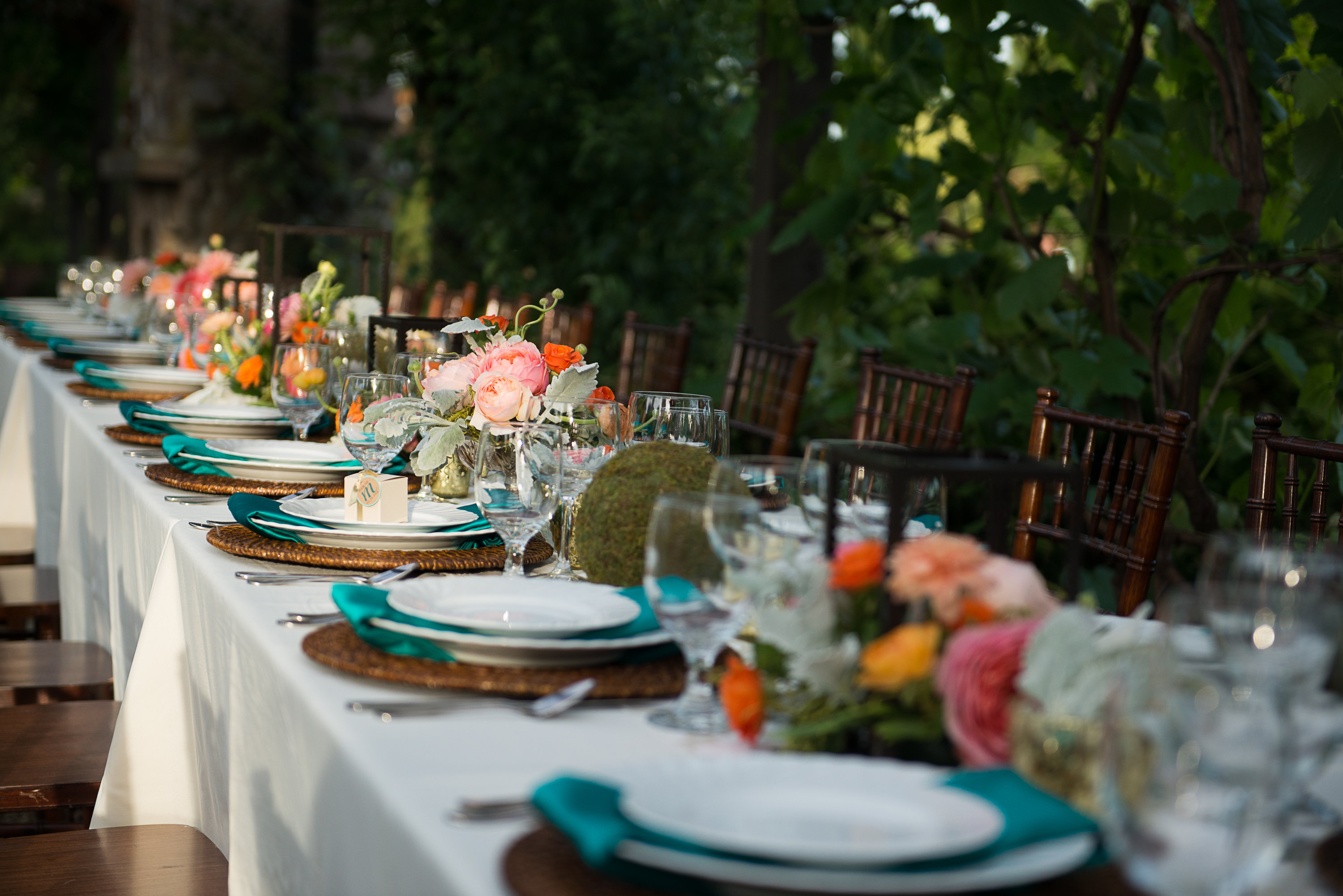Tablescapes, teal and coral table escapes, luxury tables capes |Lydia Gillis Photography