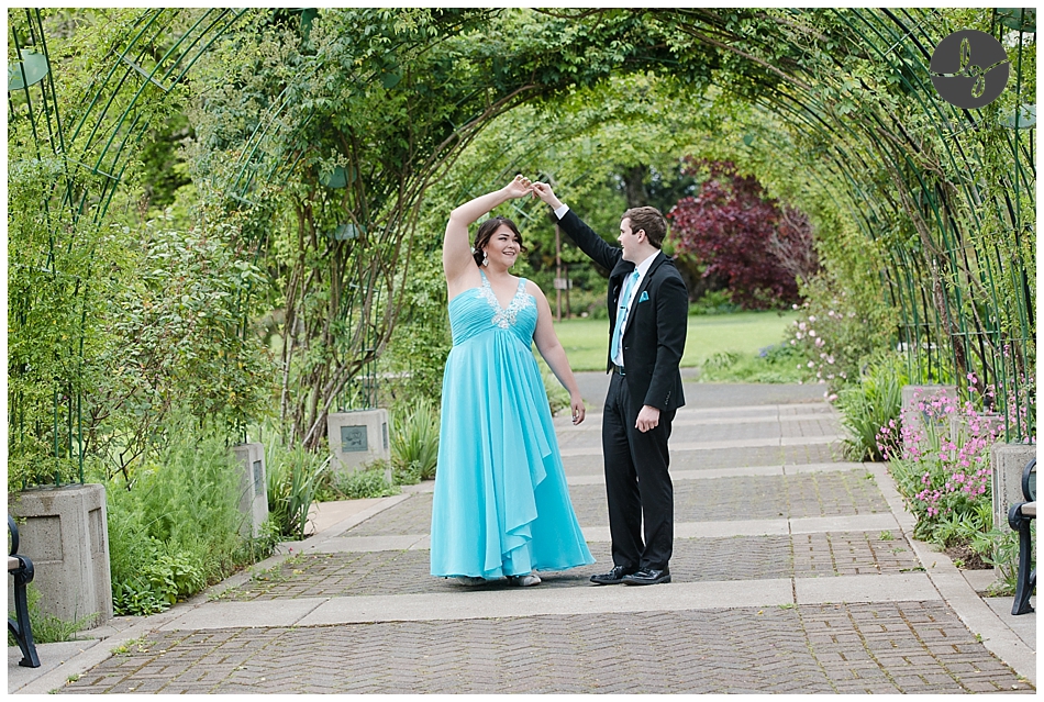 Formal outdoor prom pictures at owen rose garden